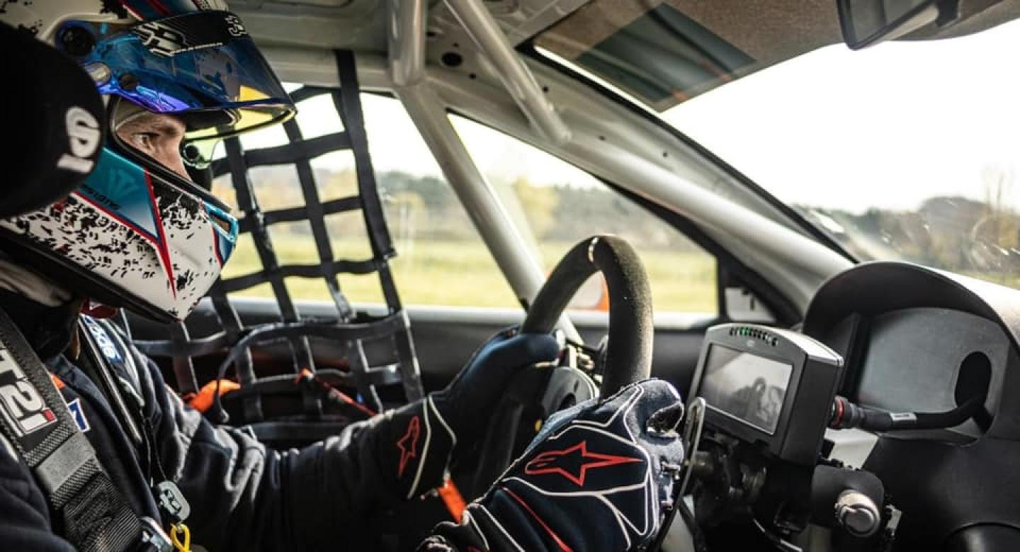 Théo Vidal au volant de sa voiture